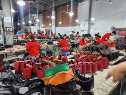 Xưởng đồ da chuyên nghiệp – nhận đơn sỉ & thiết kế bao bì riêng 🎨📦