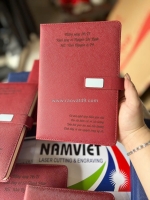 Nhận khắc laser sổ da cho doanh nghiệp - trường học