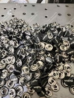 Dịch vụ khắc laser nút áo – khuy áo – khóa kéo theo yêu cầu