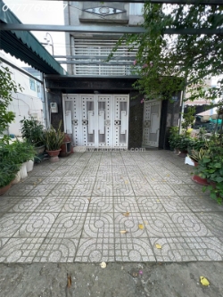 Bán nhà mt đg 25m xây đẹp gần chợ đầu mối hóc môn giá chỉ 43tr/m2 đất