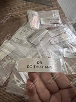 Nhận sản xuất – khắc laser bảng tên nhân viên mọi ngành nghề