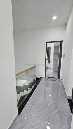 Sát mặt tiền trung tâm q7
lotte mart cách mặt tiền xe hơi có 30 m
ngang 6