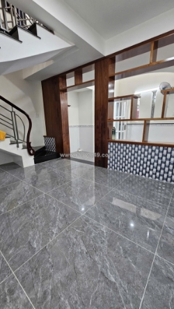 Sát mặt tiền trung tâm q4
ngang 7.6 xxx đúc 5 tấm hơn 4 tỷ