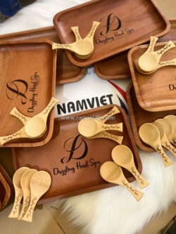 Mâm gỗ – muỗng tre/gỗ khắc logo: giải pháp giúp tiệm chuyên nghiệp hơn