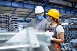 Việc làm nhà máy: áp lực từ ca đêm và sức khỏe