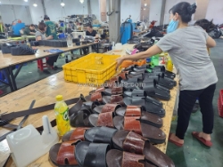 Xưởng may dép da bò nhận sỉ và oem